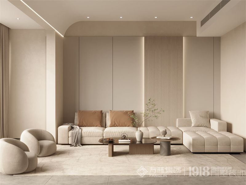 客厅选择不一样的材质进行相互碰撞，米白色地砖，再加上木制背景墙，在材质和色彩上形成了一种融合，也达到了一种平衡，突出整个空间的稳定性，而且细腻的纹理，再加上精致的家具达到不一样的气质