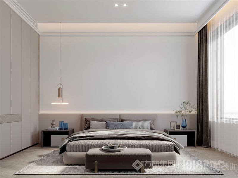 空间清爽不失温柔气质，软包材质做半墙，代替床头，节省空间。 双人床与背景墙上的软包色调一致，视觉上更具统一性。